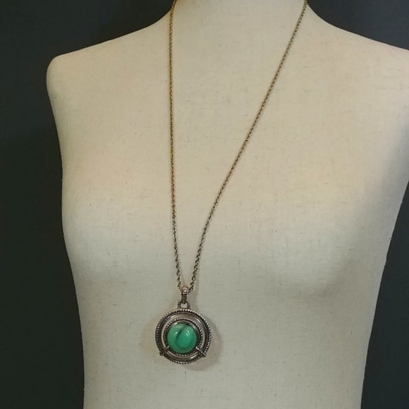 Vintage Green Pendant on Silver Tone Chain - Picture 2 of 5